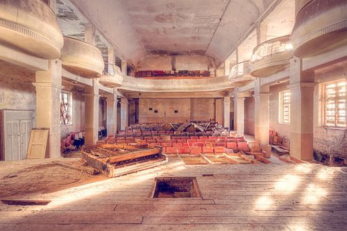 Théâtre abandonné avec un piano sur le podium.