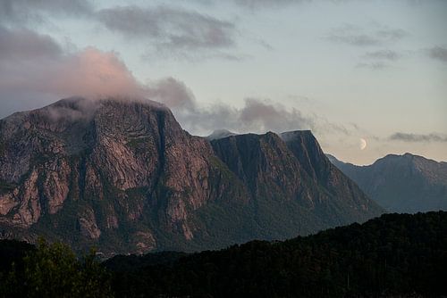 Lune au-dessus des montagnes norvégiennes sur Ellis Peeters