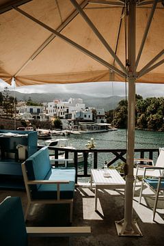 Zonnig terras in Sissi op het Griekse eiland Kreta van Hey Frits Studio