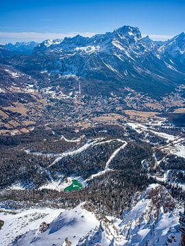 Blick vom Skigebiet Tofana hinunter auf Cortina d'Ampezzo
