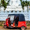 Tuktuk et statue de Bouddha avec le temple de Bouddha à Galle Sri Lanka sur Dieter Walther