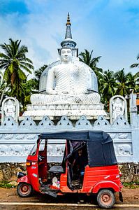 Tuktuk en Boeddhabeeld met Boeddhatempel in Galle Sri Lanka van Dieter Walther