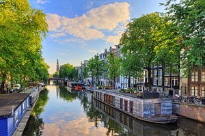 Prinsengracht mit Hausbooten und Westerkerk von Dennis van de Water