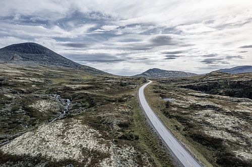 Photographie aérienne exclusive de la route sinueuse qui longe le mont Muen en Norvège