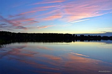 Reflectie; roze zonsondergang? van MadeByMars