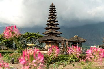 Watertempel Pura Ulun Danu Bratan, Bali, Indonesië van Peter Schickert