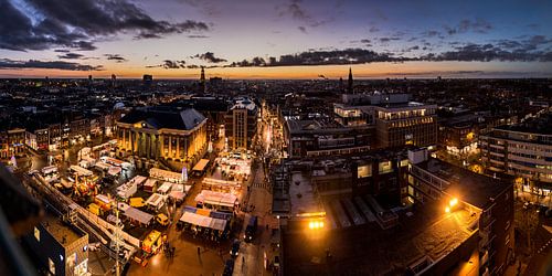 Zonsondergang over een winterse grote markt