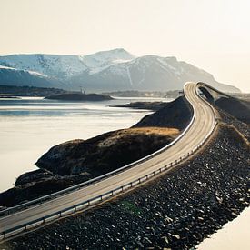 Atlantic Ocean Road in Noorwegen van Dayenne van Peperstraten