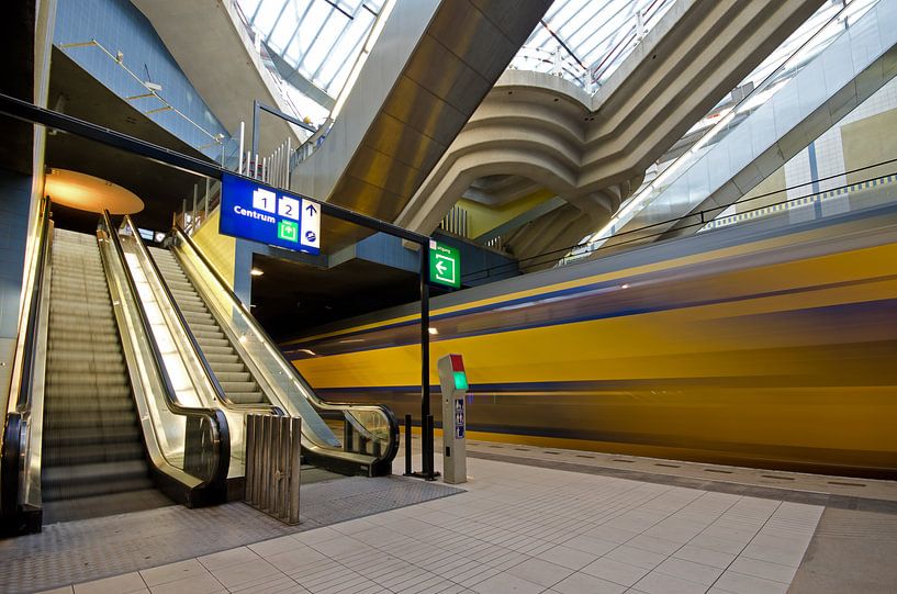 Voorbijrazende intecity station Blaak van Remco Swiers