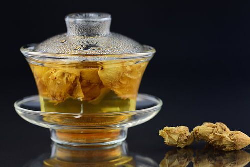 Cactusbloesemthee in een glazen beker met deksel