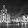 Dresden Neumarkt mit Frauenkirche und Altstadt in schwarzweiss . von Manfred Voss, Schwarz-weiss Fotografie