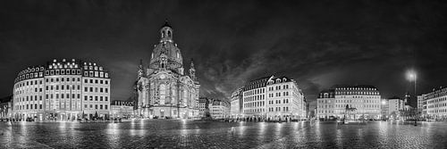 Dresden Neumarkt met Frauenkirche en oude binnenstad in zwart-wit .