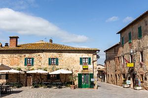 Pleintje in een Toscaans dorp van Mickéle Godderis