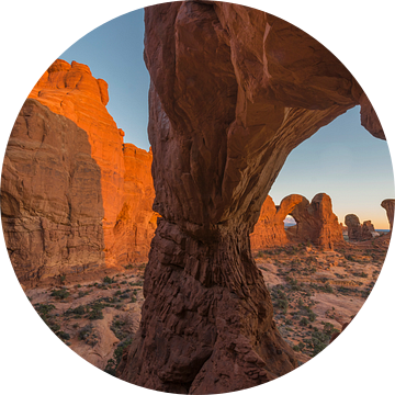 Uitzicht op Double Arch bij zonsopkomst, gezien door de Cove Arch, Arches National Park