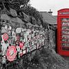 Cabine téléphonique rouge recouverte d'autocollants, Irlande du Nord sur Framed by Elisabeth