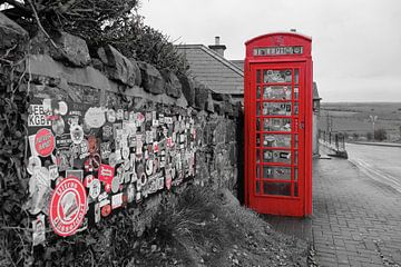 Cabine téléphonique rouge recouverte d'autocollants, Irlande du Nord sur Framed by Elisabeth