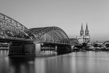 Kölner Dom und  Hohenzollernbrücke in schwarz-weiß