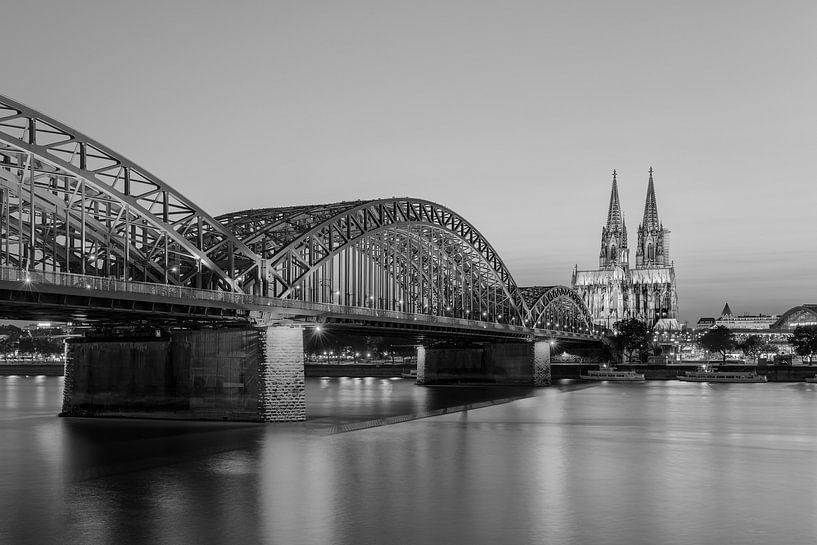 Kölner Dom und  Hohenzollernbrücke in schwarz-weiß von Michael Valjak