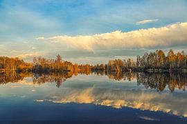 Avondsfeer aan de Nillsee in de Pfrunger-Burgweiler Ried van BlattArt - Christine Horn