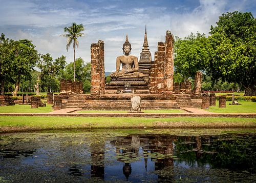 Bouddha dans les ruines de Wat Mahathat Sukhothai