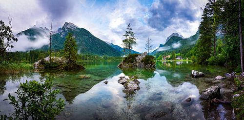 Panorama van de Hintersee in het Berchtesgadener Toverbos op een zomerse dag