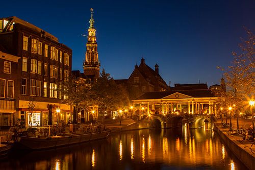 Leiden bij nacht: Het Stadhuis en de Koornbrug in sfeervol licht van Leanne lovink