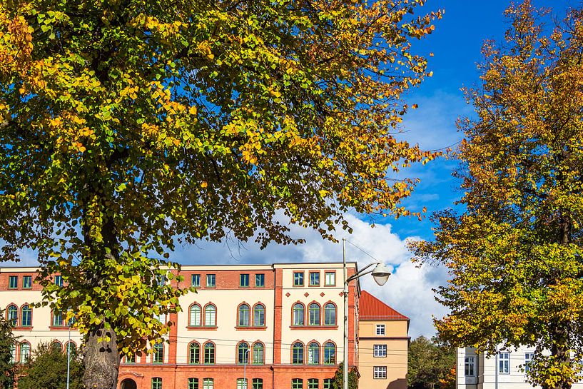 Blick auf Gebäude in der Hansestadt Rostock im Herbst von Rico Ködder