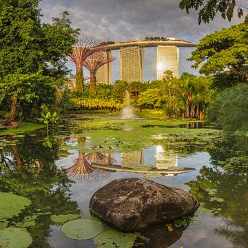 Blick von den Gardens by the Bay zum Marina Bay Sands Hotel, Singapur von Markus Lange