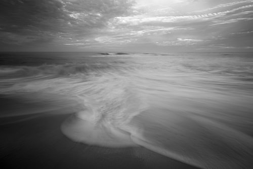 Ein zauberhaftes Zusammentreffen von Meer und Küste – Monochrom