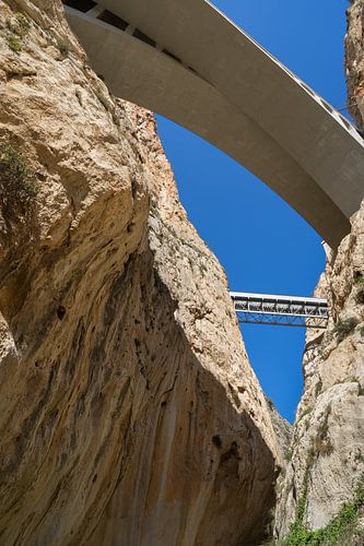 Rotsen en bruggen in Cañón del Mascarat