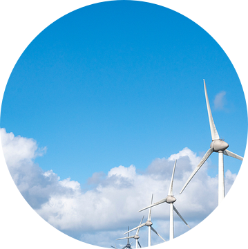 Windturbines met blauwe lucht en witte wolken in de achtergrond van Sjoerd van der Wal Fotografie