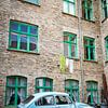 Retro blauwe klassieke auto geparkeerd naast bakstenen gebouw van ChrisWillemsen