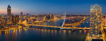 Panoramablick auf die Skyline von Rotterdam bei Sonnenuntergang von Sjoerd van der Wal Fotografie