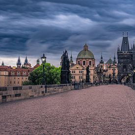 Prag: Karlsbrücke im Morgengrauen von Sascha Reuen