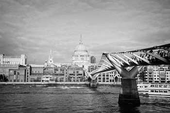 Blick auf den Fluss und die Saint Paul Cathedral