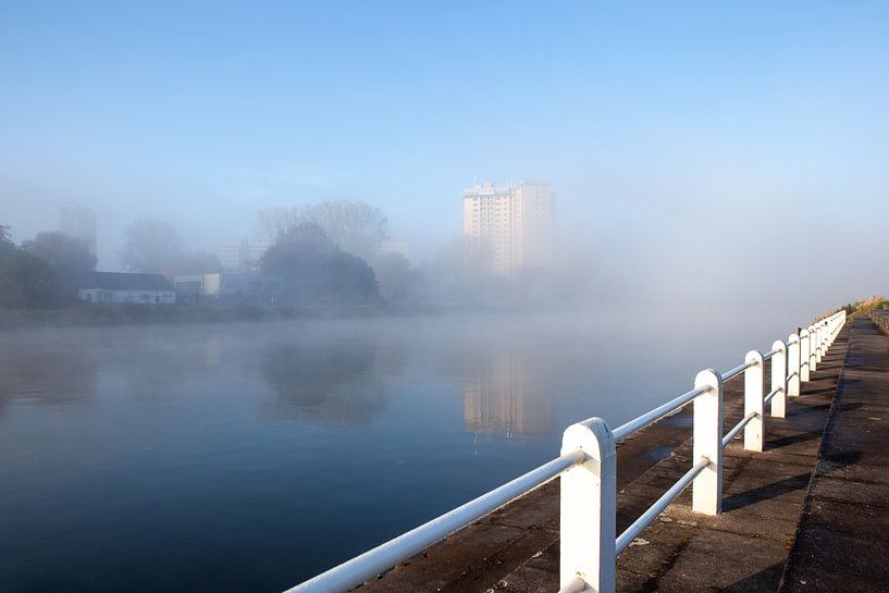 Parcours de sports nautiques avec des bancs de brouillard émergeant au-dessus de l'eau par Marcel Derweduwen