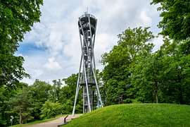 Ein Blick auf einen wunderschönen Aussichtsturm in Freiburg im Schwarzwald, Deutschland von Andreas Völkel