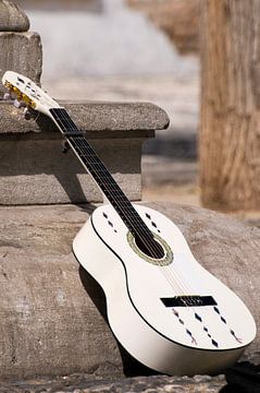 Witte flamenco gitaar in Grananda van Margot van den Berg