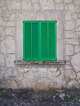 Grüne Fensterläden auf Mallorca | Reisefotografie