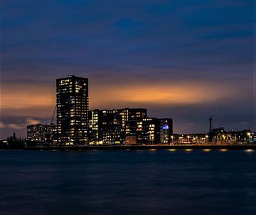 Rotterdam skyporn Llyodkade 010 avond blue hour nieuwe maas van Marco van de Meeberg