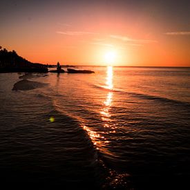 Coucher de soleil dans la mer sur Eline Oostingh