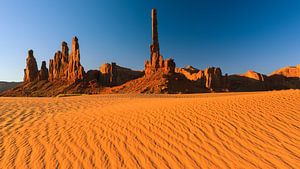 Sonnenaufgang am Totempfahl im Monument Valley