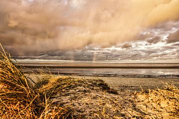 Zonsondergang en regen - een regenboog boven de Waddenzee van HGU Foto