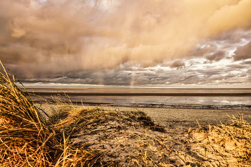 Zonsondergang en regen - een regenboog boven de Waddenzee van HGU Foto
