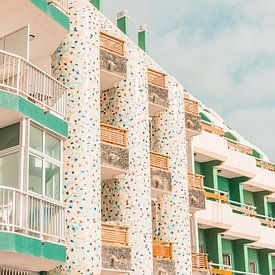 kleurrijke gevelstegen de blauwe hemel | Gran Canaria van Lisa Bocarren