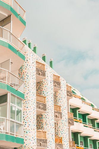 façades colorées sur fond de ciel bleu | Gran Canaria sur Lisa Bocarren