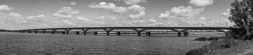 Le pont de Moerdijk en noir et blanc sous un beau ciel hollandais sur Arthur Scheltes