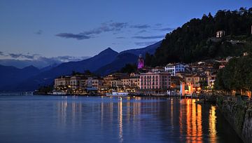 Bellagio le soir. Lac de Côme, Italie sur FotoBob