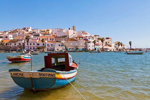 Vissersdorp Ferragudo in de Algarve van Werner Dieterich