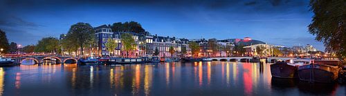 Amsterdam Amstel bei Nacht Panoramafoto von Bert Rietberg